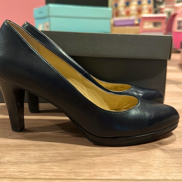 Leather pumps - Picture 2 of 2